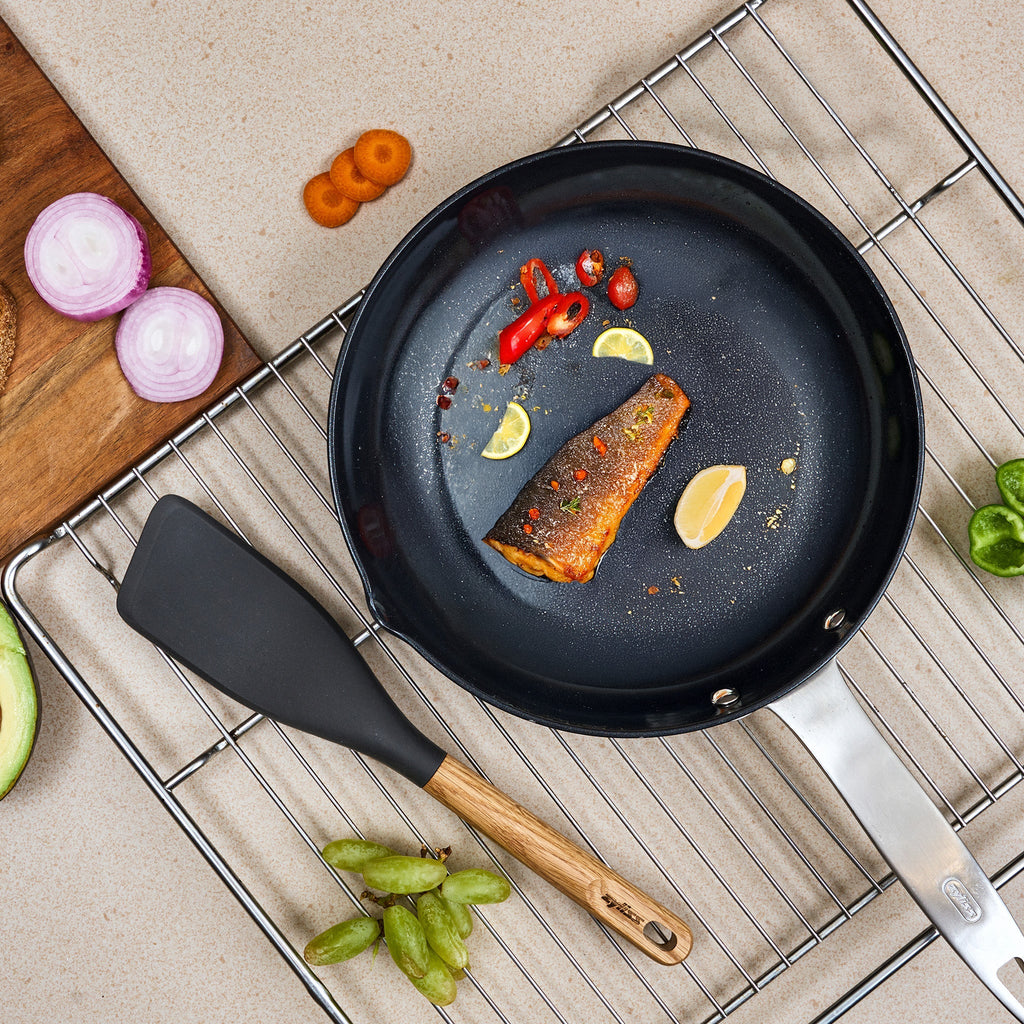 Zyliss Oak Wood Easy Lift Turner