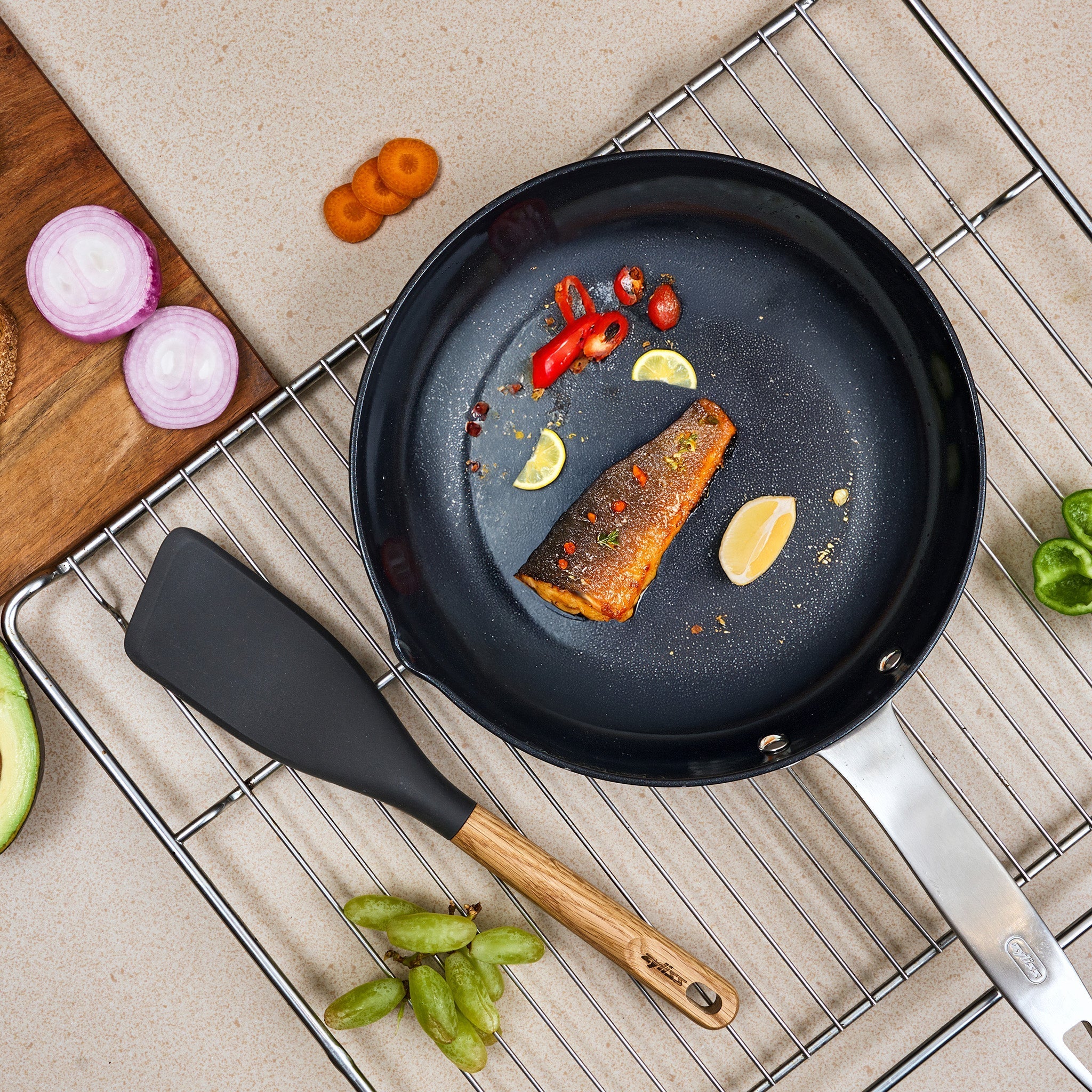 Zyliss Oak Wood Easy Lift Turner